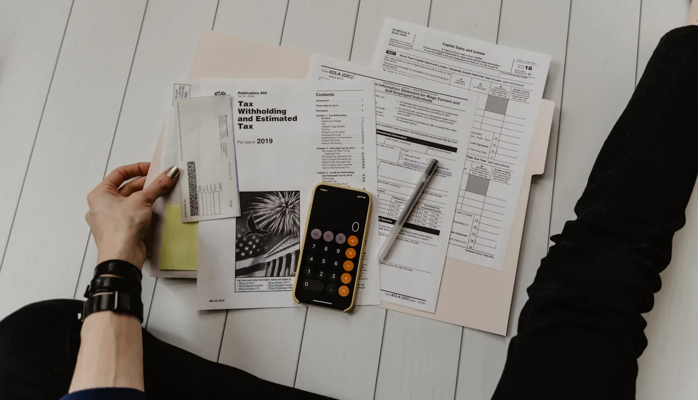 Calculator, rekening en maaltijd op een senioren keukentafel