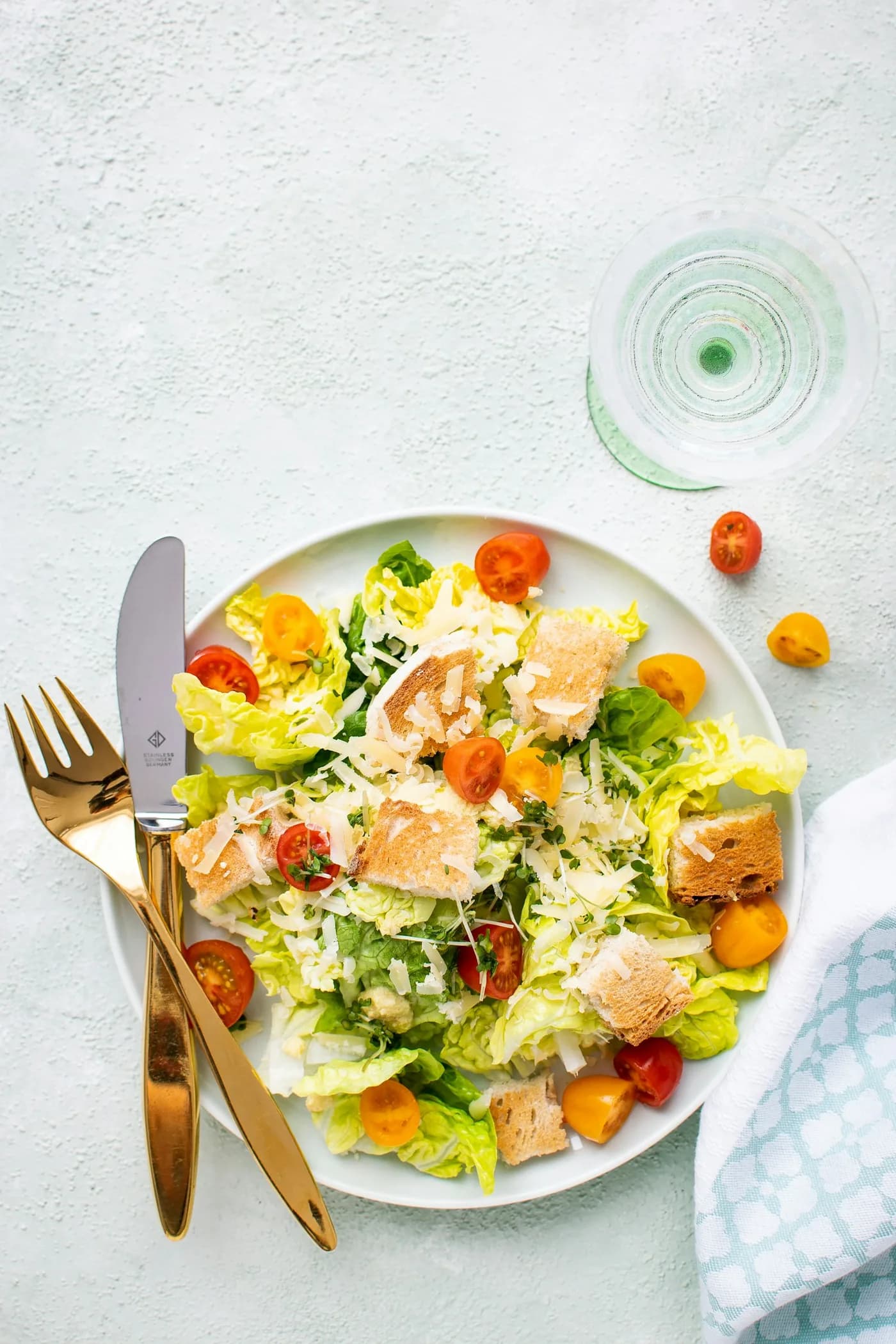 Warme maaltijd met aardappel, groente en vlees op een seniorentafel